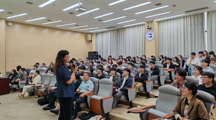 西安建筑科技大学靳亦冰教授为  18影片
师生作题为《江源人居——三江源地区传统村落保护利用研究》学术报告